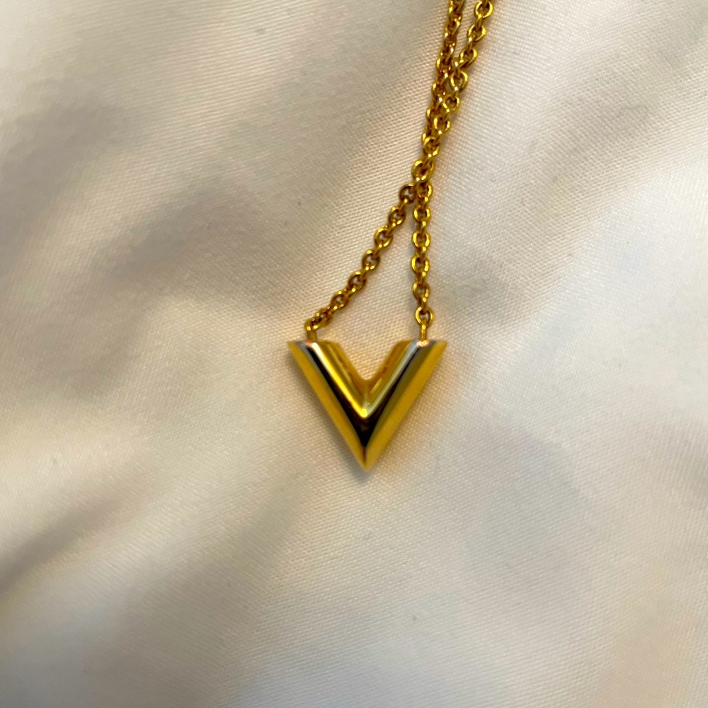 Louis Vuitton Essential V Necklace